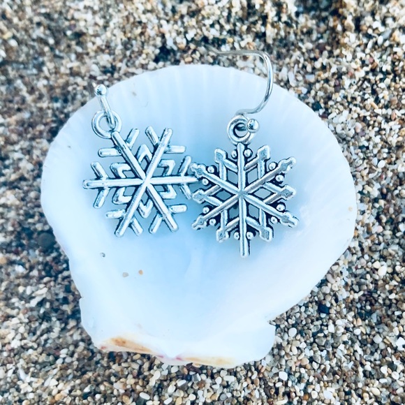 🌷3 For $25🌷 Snowflake Earrings - Picture 5 of 6